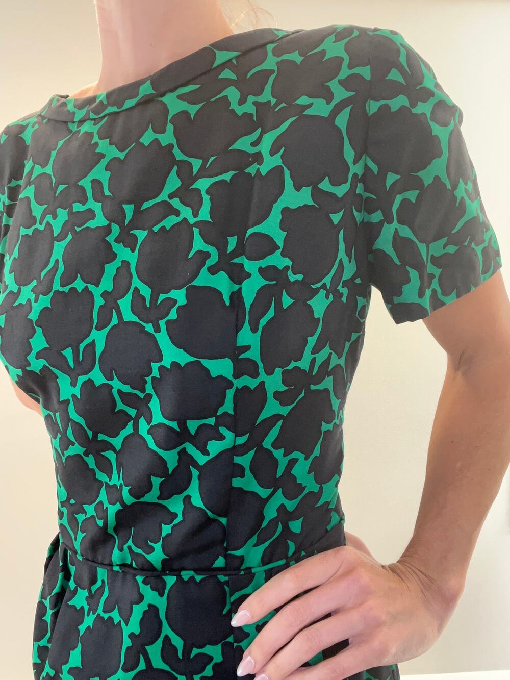 Vintage Short Sleeve Midi Length Sheath Dress Black Green Floral Size 4/6 JL